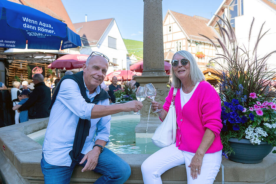 Die Erhebung zum Brunnen ist mit Sandsteinquadern so umgebaut worden, damit Besucher des Erlenbacher Weinfestes die neue Kante als Sitzgelegenheiten nutzen können.