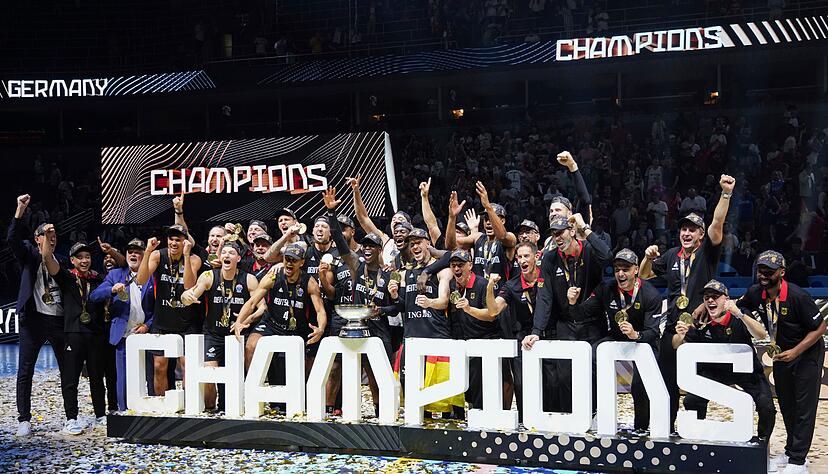 Die deutschen Basketballer feiern den EM-Titel. Die deutschen Basketballer feiern den EM-Titel.
