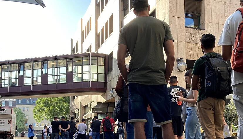 Betroffene warten teils ab 3:30 Uhr morgens in einer langen Schlange vor der Ausländerbehörde in Stuttgart – teils vergeblich. Wie lässt sich das Chaos erklären? Und ist eine Besserung absehbar? Betroffene warten teils ab 3:30 Uhr morgens in einer langen Schlange vor der Ausländerbehörde in Stuttgart – teils vergeblich. Wie lässt sich das Chaos erklären? Und ist eine Besserung absehbar?