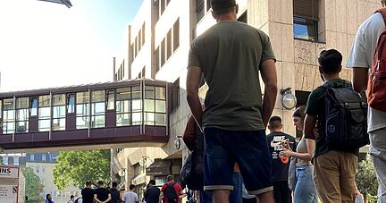 Betroffene warten teils ab 3:30 Uhr morgens in einer langen Schlange vor der Ausländerbehörde in Stuttgart – teils vergeblich. Wie lässt sich das Chaos erklären? Und ist eine Besserung absehbar?