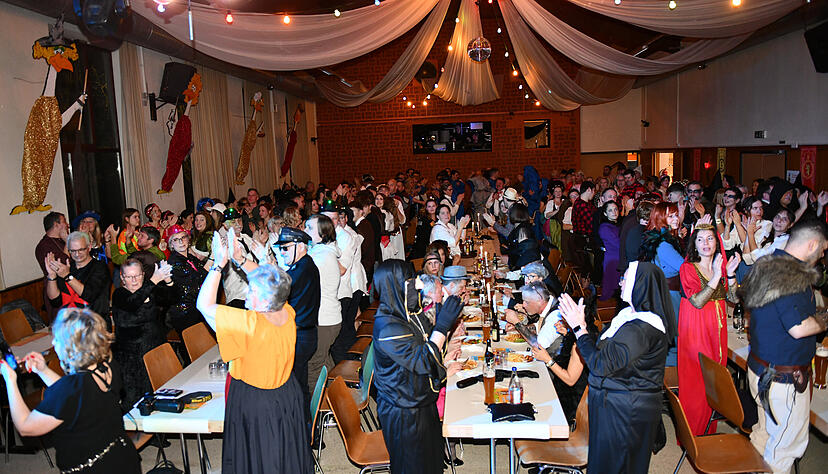 In der Jagstfelder Jahnhalle erheben sich die Gäste bei der Prunksitzung der Hühnerläuse von ihren Plätzen. In der Jagstfelder Jahnhalle erheben sich die Gäste bei der Prunksitzung der Hühnerläuse von ihren Plätzen.