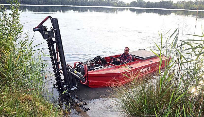 Mit einem Mäher im XXL-Format entfernt das Boot die Pflanzen. Mit einem Mäher im XXL-Format entfernt das Boot die Pflanzen.