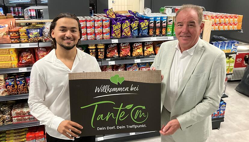 Eser Pehlivan und Ortsvorsteher Stefan Erlewein (rechts) freuen sich über die Eröffnung des Tante-M-Ladens in Dahenfeld.