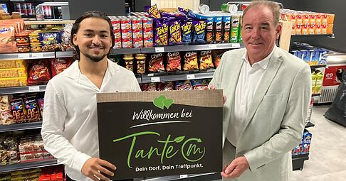 Eser Pehlivan und Ortsvorsteher Stefan Erlewein (rechts) freuen sich über die Eröffnung des Tante-M-Ladens in Dahenfeld.