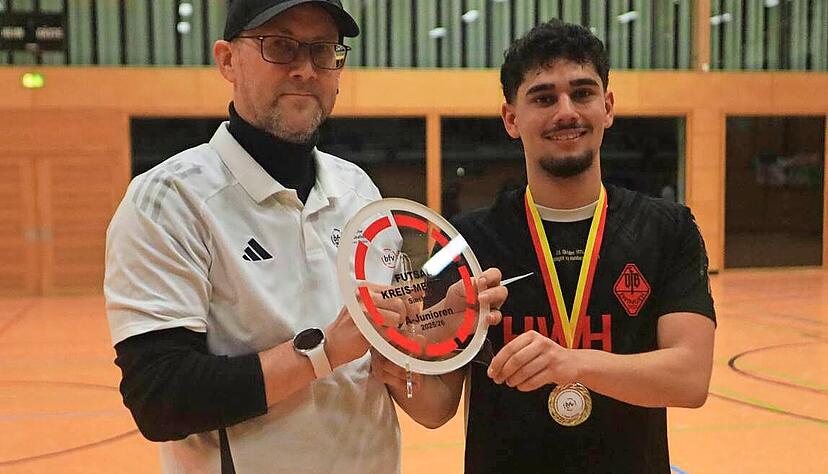 Bei den A-Junioren bekamen die Fu&szlig;baller des VfB Eppingen die Kreismeistertroph&auml;e &uuml;berreicht.