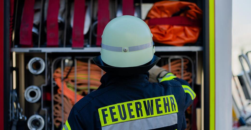 Zeugen hatten die Flammen am Nachmittag entdeckt und die Feuerwehr alarmiert. (Symbolbild)
