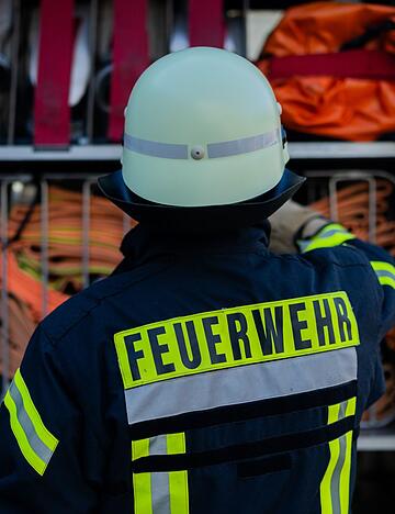 Zeugen hatten die Flammen am Nachmittag entdeckt und die Feuerwehr alarmiert. (Symbolbild)