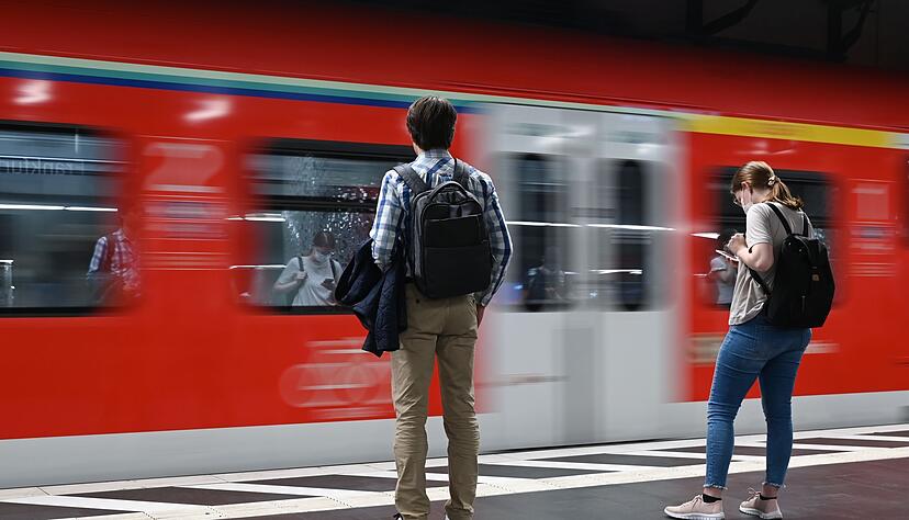 Die Ampel-Koalition will ein neues bundesweit gültiges Nahverkehrsticket schaffen. Die Ampel-Koalition will ein neues bundesweit gültiges Nahverkehrsticket schaffen.