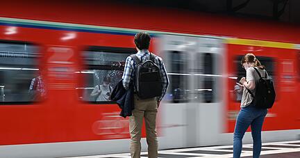 Die Ampel-Koalition will ein neues bundesweit gültiges Nahverkehrsticket schaffen.