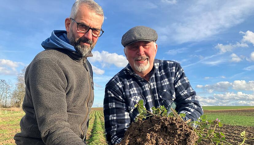 Helmut (links) und Walter Kress bewirtschaften den Haaghof bei Gochsen nach bodenschonenden Methoden. Ziel ist eine rundkrümelige Erde. Helmut (links) und Walter Kress bewirtschaften den Haaghof bei Gochsen nach bodenschonenden Methoden. Ziel ist eine rundkrümelige Erde.