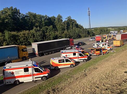 Ein tödlicher Unfall hat sich am Freitagnachmittag auf der A6 bei Bad Rappenau ereignet. Zahlreiche Rettungskräfte sind vor Ort.