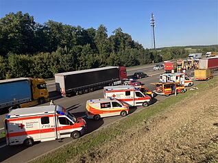 Ein tödlicher Unfall hat sich am Freitagnachmittag auf der A6 bei Bad Rappenau ereignet. Zahlreiche Rettungskräfte sind vor Ort. Ein tödlicher Unfall hat sich am Freitagnachmittag auf der A6 bei Bad Rappenau ereignet. Zahlreiche Rettungskräfte sind vor Ort.