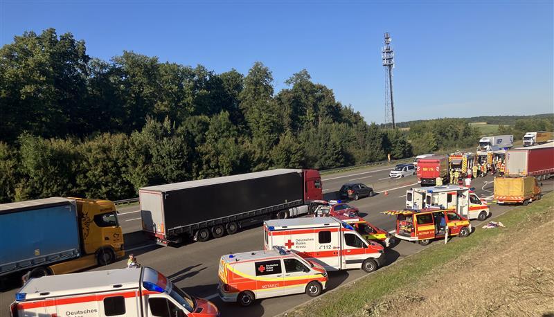 Ein tödlicher Unfall hat sich am Freitagnachmittag auf der A6 bei Bad Rappenau ereignet. Zahlreiche Rettungskräfte sind vor Ort.