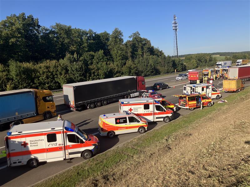 Ein tödlicher Unfall hat sich am Freitagnachmittag auf der A6 bei Bad Rappenau ereignet. Zahlreiche Rettungskräfte sind vor Ort.