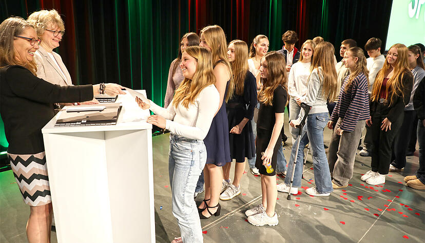 Eine lange Schlange vor dem Counter, an dem die Briefe mit den F&ouml;rdersummen ausgeteilt werden - hier erh&auml;lt Bundesliga-Gewichtheberin Natalie Fein aus Heinsheim ihre Belohnung f&uuml;r gute Leistungen.