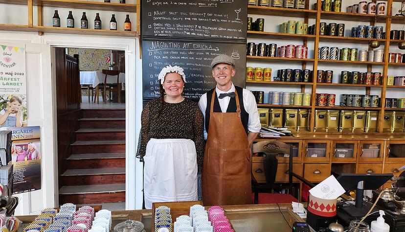 Johanna und Ebbe Delfs betreiben das Carlsro Badhotell in F&ouml;gl&ouml; - stets in nostalgischer Kleidung.