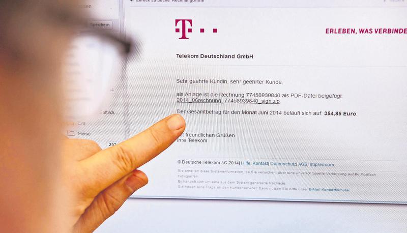 Um diese angebliche Rechnung geht es: Wer auf den unterlegten Link klickt, fängt sich Schadsoftware ein.
Foto: dpa Um diese angebliche Rechnung geht es: Wer auf den unterlegten Link klickt, fängt sich Schadsoftware ein.
Foto: dpa