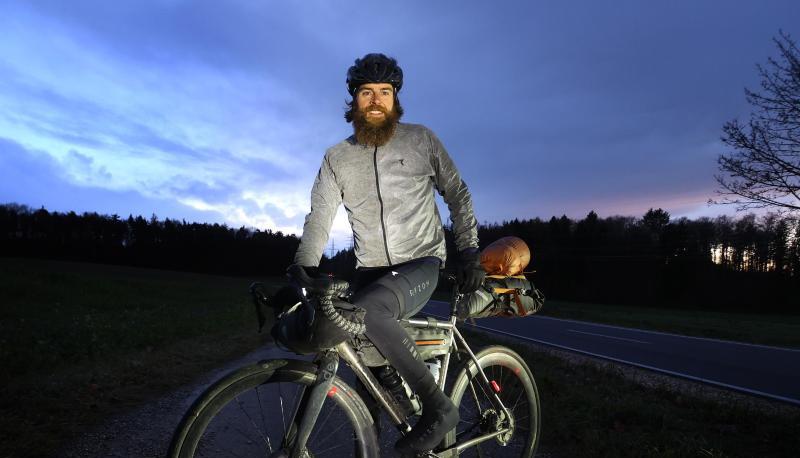 Extremsportler Jonas Deichmann nach seiner Grenzüberfahrt aus der Schweiz. Extremsportler Jonas Deichmann nach seiner Grenzüberfahrt aus der Schweiz.