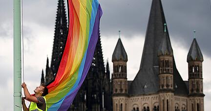 Fortschrittliche Katholiken warben im April mit Regenbogenfahnen f&uuml;r die Segnung gleichgeschlechtlicher Paare, wie hier am K&ouml;lner Dom, aber auch in der Region. Nun sorgt das Outing und die Kritik von 125 kirchlichen Mitarbeitern f&uuml;r Aufsehen.
Foto: dpa