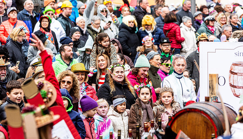 Menschen über Menschen: Der Umzug zwängt sich in der Brettener Straße an den Zuschauern vorbei bis zum Rathaus und zurück in die Bahnhofstraße. Menschen über Menschen: Der Umzug zwängt sich in der Brettener Straße an den Zuschauern vorbei bis zum Rathaus und zurück in die Bahnhofstraße.