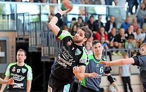 Je l&auml;nger das Endspiel dauerte, desto st&auml;rker kam die gr&ouml;&szlig;ere Qualit&auml;t der HSG Bad Wimpfen zum Tragen: Hier kommt Tiago De Oliveira Martins gegen die Willsbacher Abwehr frei zum Wurf.