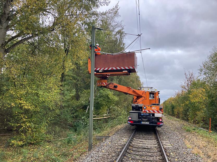 Mit diesem Gefährt soll die beschädigte Oberleitung bei Leingarten repariert werden.