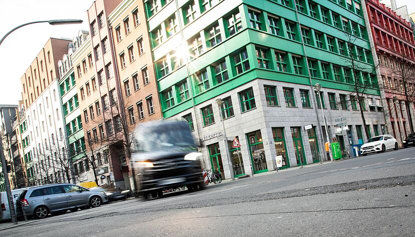 Einbiegen in vorfahrtsberechtigte Stra&szlig;e: Auch mit Gegenverkehr in der Mitte der Fahrbahn kann zu rechnen sein.