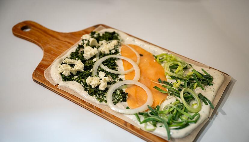 Ein Flammkuchen f&uuml;r alle, die sich nicht entscheiden k&ouml;nnen: Der Belag auf dem Kr&auml;uterschmand reicht von Spinat, R&auml;ucherlachs bis zu Lauch.