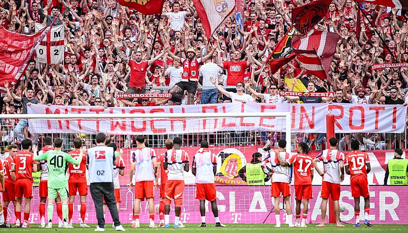 Einschw&ouml;ren auf Paris Saint-Germain: Die Bayern-Profis vor der Fankurve.
