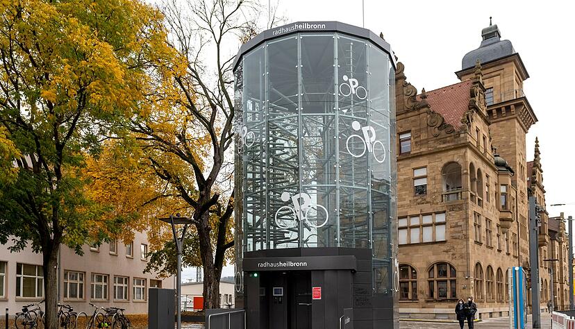 Unübersehbar: Das gläserne Radhaus am Hauptbahnhof ist fertig. Bis Silvester läuft nun der Probebetrieb, danach soll eine offizielle Einweihung folgen.
Foto: Mario Berger