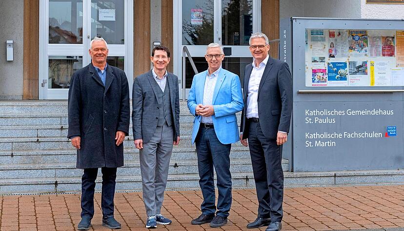 Rainer Rudolf, Götz von Waldeyer-Hartz, Thomas Ochs und Steffen Hertwig (von links) vor dem Gemeindezentrum der Katholischen Kirchengemeinde.
Foto: Mario Berger Rainer Rudolf, Götz von Waldeyer-Hartz, Thomas Ochs und Steffen Hertwig (von links) vor dem Gemeindezentrum der Katholischen Kirchengemeinde.
Foto: Mario Berger