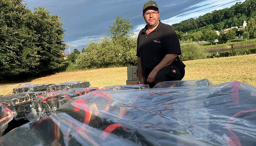 Gut vorbereitet: Pyroctechniker René Calmez an den Böller-Batterien, die vor dem Startschuss mit Folie abgedeckt sind. Gut vorbereitet: Pyroctechniker René Calmez an den Böller-Batterien, die vor dem Startschuss mit Folie abgedeckt sind.