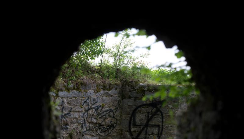 Durchgestrichenes Hakenkreuz auf Wand der Ruine Oberlimpurg in Schwäbisch Hall. Foto: M.Murat/Archiv Durchgestrichenes Hakenkreuz auf Wand der Ruine Oberlimpurg in Schwäbisch Hall. Foto: M.Murat/Archiv