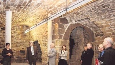 Im Kellergew&ouml;lbe des neuen Stadtarchivs: Barbara L&ouml;slein (links) f&uuml;hrte interessierte Besucher in die Gem&auml;uer, die vermutlich weitaus &auml;lter sind als das Gasthaus &bdquo;Zur Rose&ldquo;, das aus dem Jahr 1548 stammt.Foto: Ute Pl&uuml;ckthun