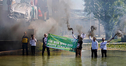 05.09.2023, Bayern, M&uuml;nchen: Aktivisten der Organisation Extinction Rebellion prostestieren am Rande der Auto- und Verkehrsmesse IAA und haben Rauchfackeln gez&uuml;ndet. Die Internationale Automobil-Ausstellung IAA Mobility 2023 findet vom 05. bis 10. September in M&uuml;nchen statt. Foto: Uwe Lein/dpa +++ dpa-Bildfunk +++