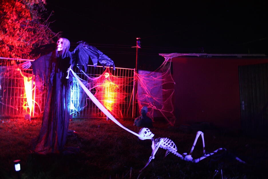 Ein kurioser Anblick: Ein Skelett-Todesengel zieht ein anderes Skelett mit einem dessen Hals befestigten Tuch. Ein kurioser Anblick: Ein Skelett-Todesengel zieht ein anderes Skelett mit einem dessen Hals befestigten Tuch.