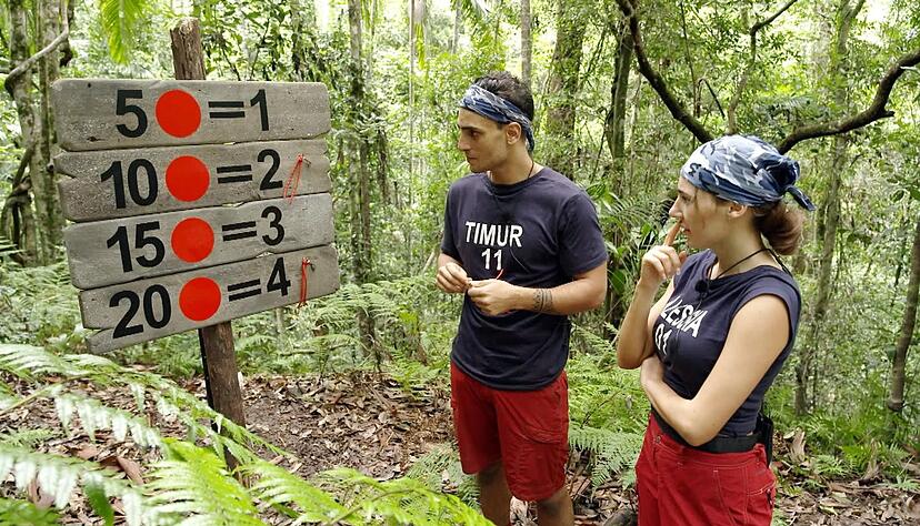 Bei der Schatzsuche stehen Alessia Herren und Timur Ülker vor einer kniffligen Herausforderung. Bei der Schatzsuche stehen Alessia Herren und Timur Ülker vor einer kniffligen Herausforderung.