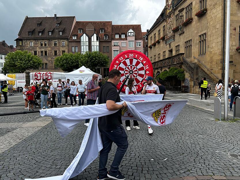 Teile der Dekoration auf dem Heilbronner Marktplatz werden am Sonntag frühzeitig abgebaut. Das VfB-Fan-Event muss wegen bestehender Wetter-Warnungen pausieren.