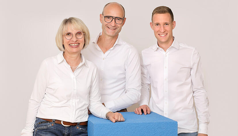 Die sechste und siebte Generation des "E.+E. Weber" Stuckateurbetriebs: Angelika und Frank Holderrieth mit Sohn Nils (von links).