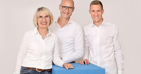 Die sechste und siebte Generation des "E.+E. Weber" Stuckateurbetriebs: Angelika und Frank Holderrieth mit Sohn Nils (von links). Die sechste und siebte Generation des "E.+E. Weber" Stuckateurbetriebs: Angelika und Frank Holderrieth mit Sohn Nils (von links).