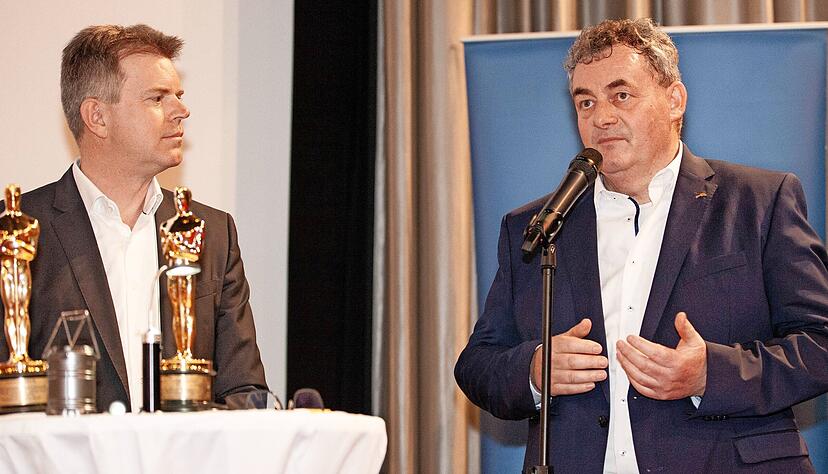 Vor etwa 150 Zuh&ouml;rern stellt Oscargewinner Gerd Nefzer (rechts) seine Arbeit vor. Eingeladen hat ihn der Pr&auml;sident des Lions Clubs K&uuml;nzelsau, Norbert K&uuml;hlwein (links).