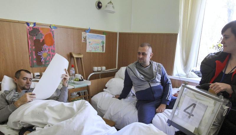 Wahl im Krankenhaus: Ein verwundeter ukrainischer Soldat gibt in Kiew seine Stimme ab. Foto: Oleg Petrasyuk