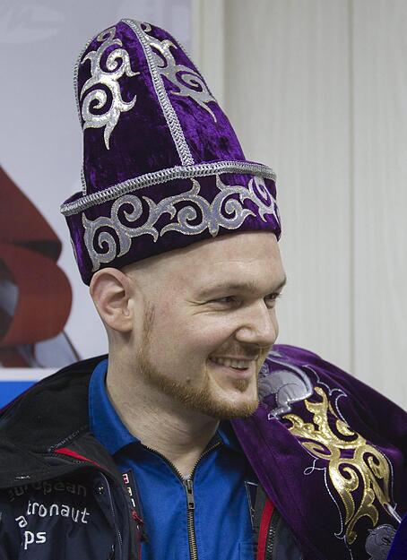 Alexander Gerst in traditineller kasachischer Tracht. Foto: Shamil Zhumatov