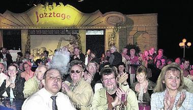 Gute Musik wird gerne honoriert: Die Stimmung bei den Jazztagen in der Genossenschaftskellerei war gut. Gute Musik wird gerne honoriert: Die Stimmung bei den Jazztagen in der Genossenschaftskellerei war gut.