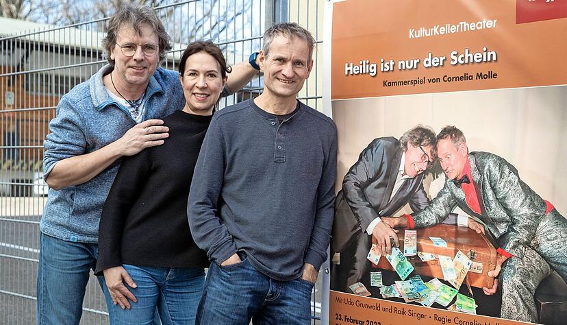 Das Ensemble des Kulturkellertheaters: Diesmal führt Katrin Bayer Regie, Udo Grunwald (rechts) und Raik Singer spielen.
Foto: Andreas Veigel