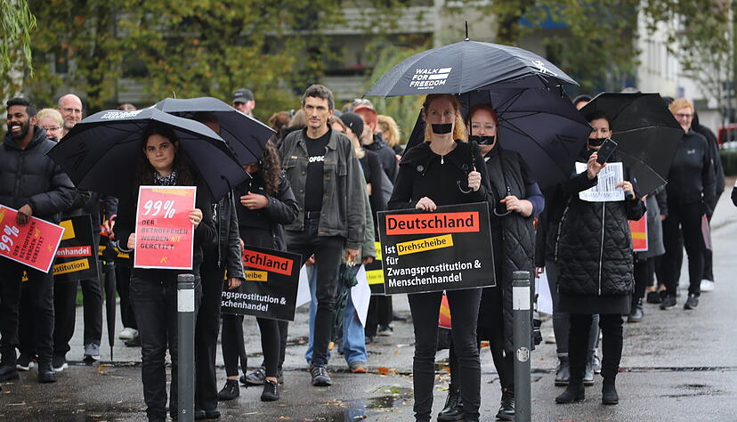 Verklebte Münder: Teilnehmer in Heilbronn.
Foto: Franz Theuer Verklebte Münder: Teilnehmer in Heilbronn.
Foto: Franz Theuer
