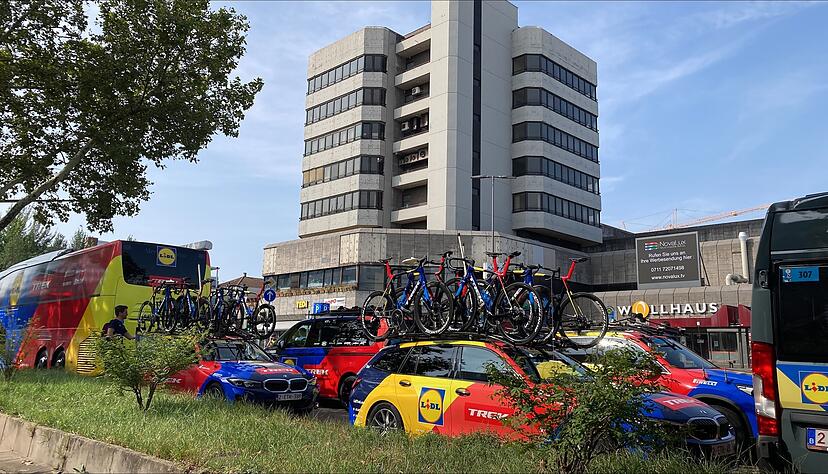 Vor dem Wollhaus auf der Heilbronner Allee sind die Fahrzeuge der Lidl-Deutschland-Tour gut erkennbar. Vor dem Wollhaus auf der Heilbronner Allee sind die Fahrzeuge der Lidl-Deutschland-Tour gut erkennbar.