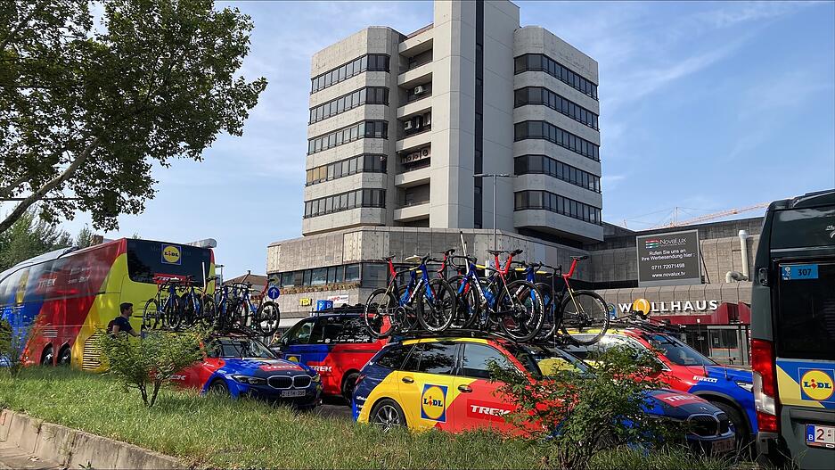Vor dem Wollhaus auf der Heilbronner Allee sind die Fahrzeuge der Lidl-Deutschland-Tour gut erkennbar.