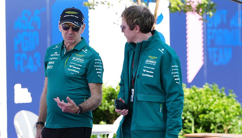 Adrian Newey (l) hadert mit dem Motor von Aston Martin.