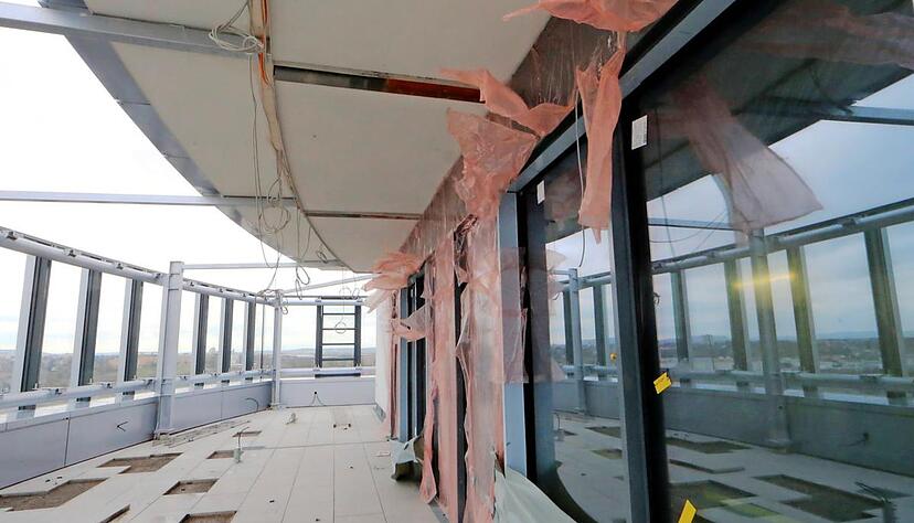 Die noch unfertige Terrasse des Restaurants Magnifico da Umberto in der zw&ouml;lften Etage des WTZ-Turms. Ab Herbst werden hier G&auml;ste bedient. Das Restaurant Kult im Erdgeschoss &ouml;ffnet bereits im Fr&uuml;hsommer. Foto: Guido Sawatzki